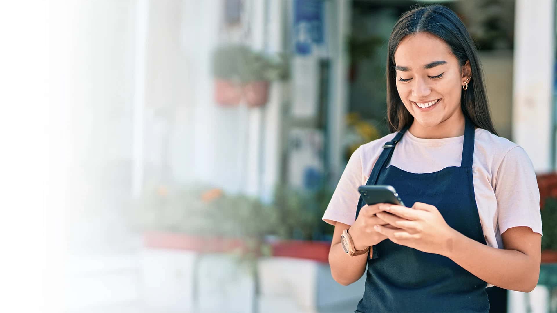 Mujer enviando un link de pago